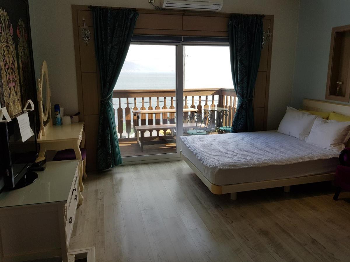 Rainbow Hill Pension Namhae Bagian luar foto