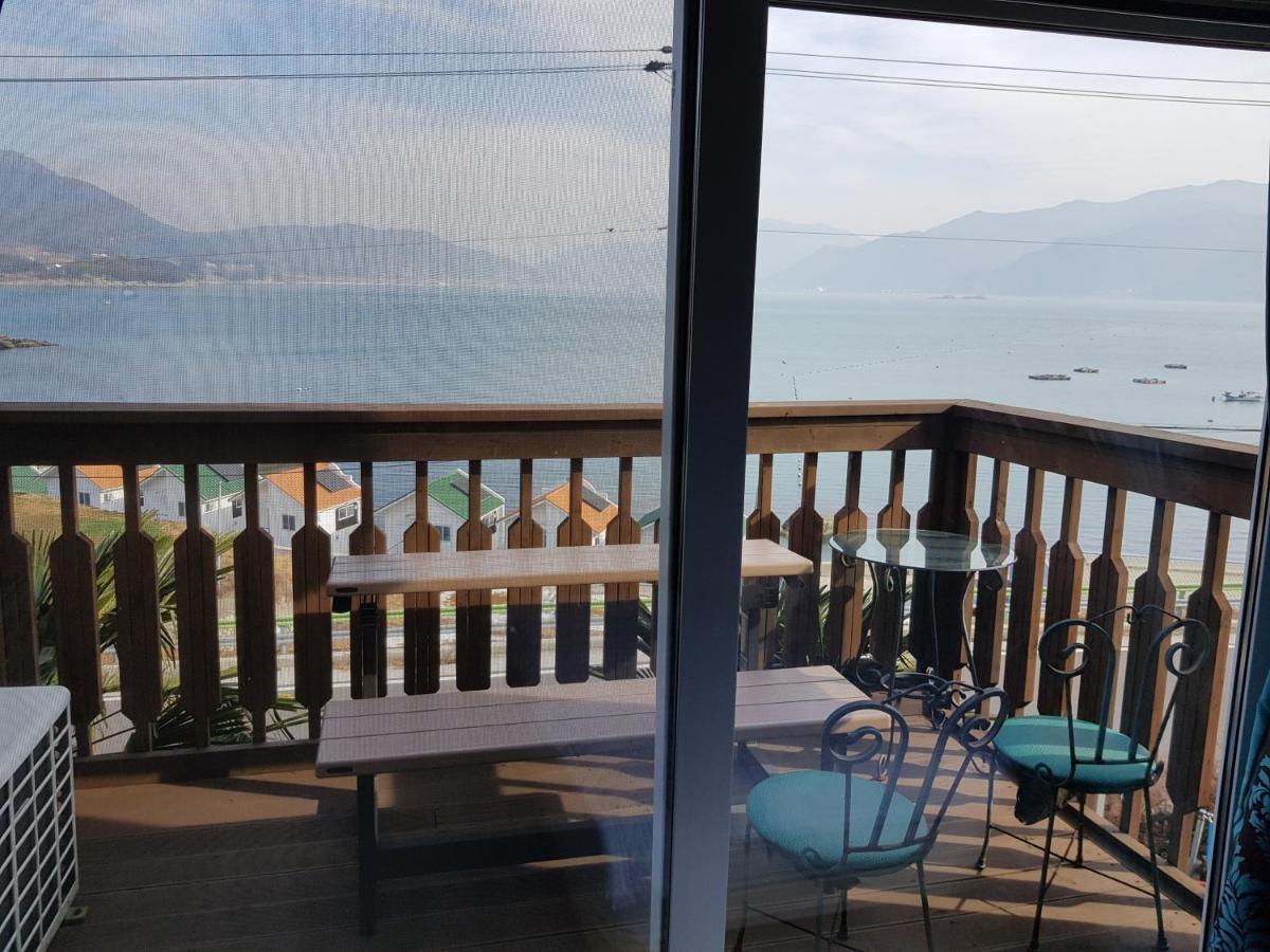 Rainbow Hill Pension Namhae Bagian luar foto