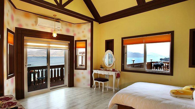 Rainbow Hill Pension Namhae Bagian luar foto